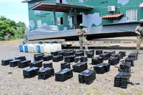 Interceptan semisumergible con 829 paquetes con droga