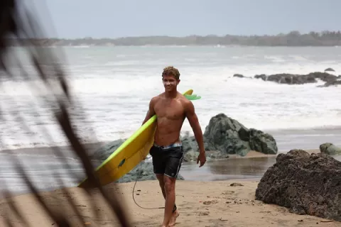 Surfista Goldner se lleva los aplausos en Pedasí