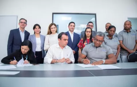  Trabajadores aeroportuarios suspenden llamado a huelga 
