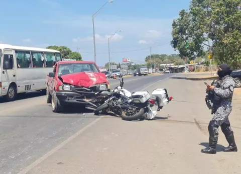 Unidad del tránsito herida tras colisionar moto con auto