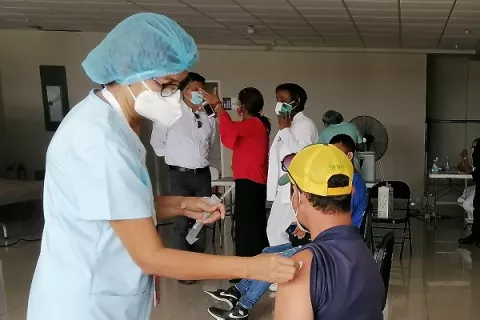 Piden a la población prevenir enfermedades con la vacunación