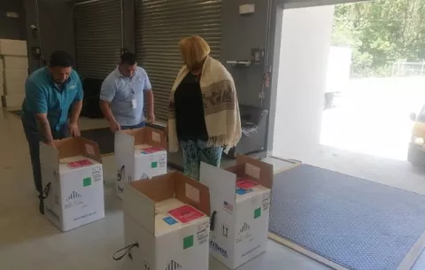 Llega nuevo lote de 14,400 dosis de vacunas bivalentes  
