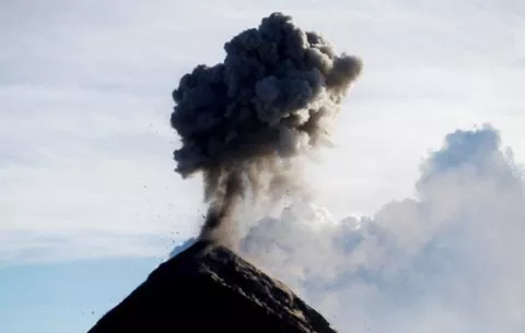  Guatemala permanece alerta por erupción del volcán de Fuego