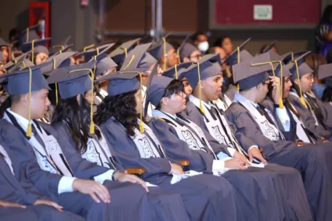 Academia Bilingüe gradúa primeros 79 estudiantes