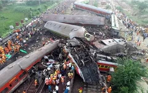 Fallecidos por choque de trenes en India se eleva a 261
