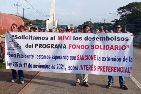 Promotores de vivienda en Azuero exigen el pago de bonos
