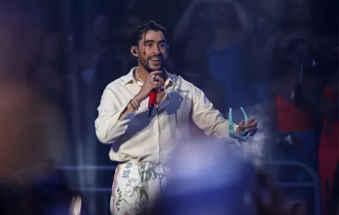 Bad Bunny se arrepiente de haber arrojado celular de fan