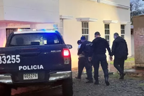 Niegan libertad a padre y madrastra que le quemaron las manos a niña