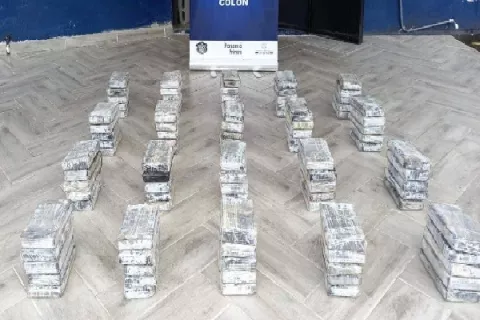 Prisión preventiva por manejar auto con 100 paquetes de coca