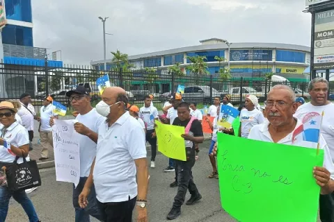 Colonenses marchan exigiendo rebaja de tarifa eléctrica