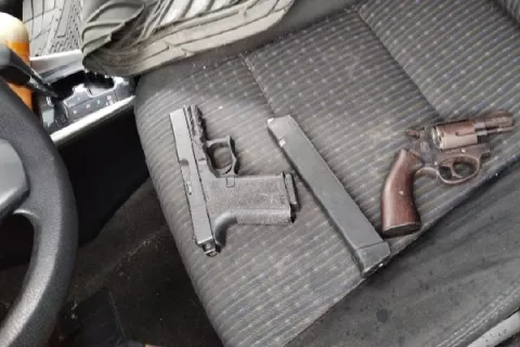 Funcionaria de aduanas en líos por portar armas sin permiso