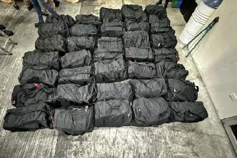 Decomisan 38 maletines repletos de drogas en Colón