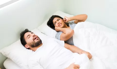 Hábitos que perturban el sueño en pareja