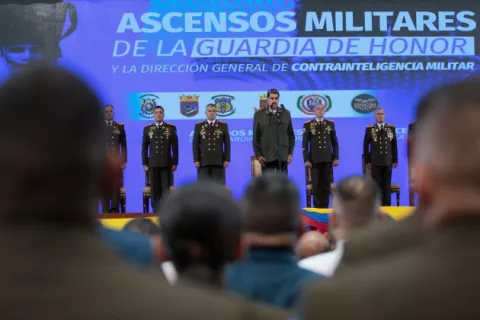 Maduro felicita a militares por derrotar conspiraciones