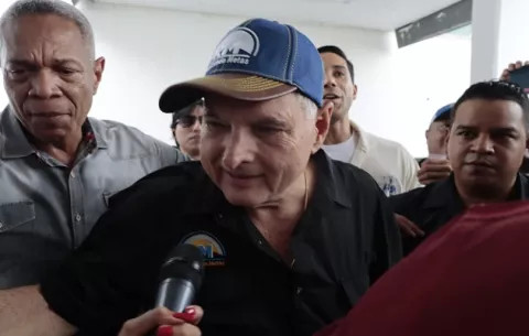 Ricardo Martinelli vota en primarias y denuncia persecución 