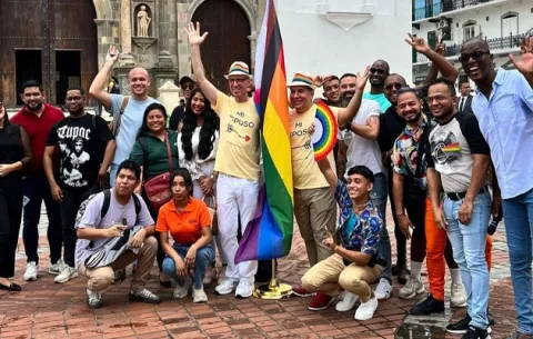 Comunidad LGBT iza bandera en el inicio del mes del Orgullo