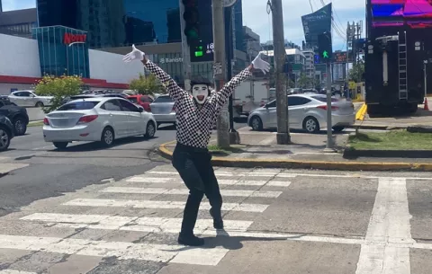 Mimo Tuel, el personaje que saca sonrisas en los semáforos