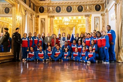 Atletas panameños de Olimpiadas Especiales reciben la bandera