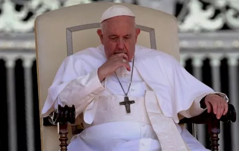 Papa Francisco será  intervenido por una hernia abdominal 