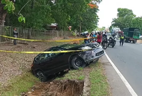 Persecución en Santiago termina con vehículo accidentado  
