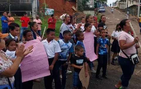 Colón: En la escuela Santa Rita Arriba salen a protestar 