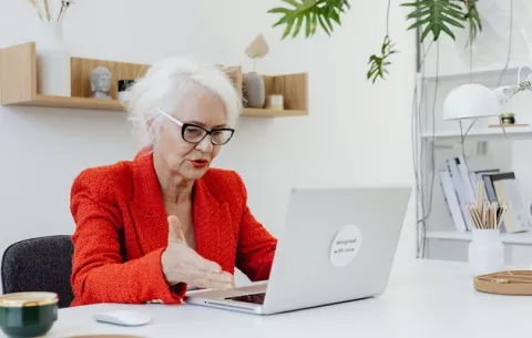 Mayores de 55 años enfrentan más rechazo al buscar trabajo