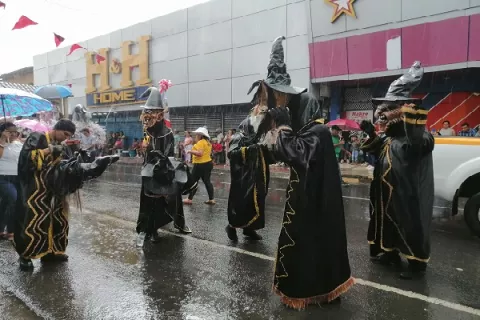 Chitreanos cierran sus patronales con un desfile típico