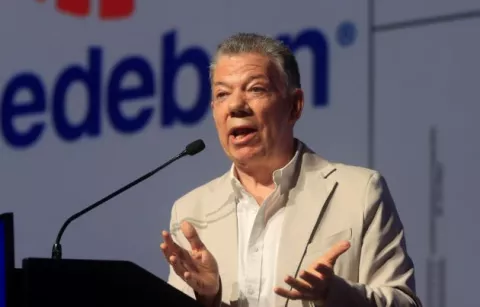 Santos pide mesura a latinos para que la democracia funcione