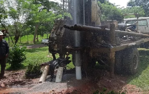 Extracción de agua subterránea altera el eje de la Tierra 