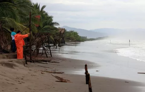 Tormenta Beatriz se intensifica en el Pacífico mexicano