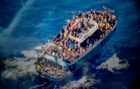 Naufraga barco repleto de migrantes en costas griegas