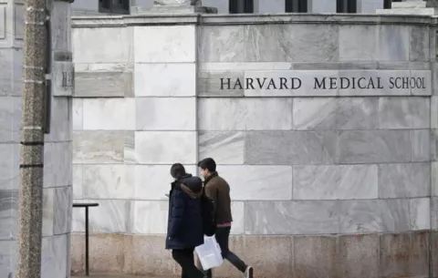 Exdirector de morgue de Harvard, acusado por robar cadáveres