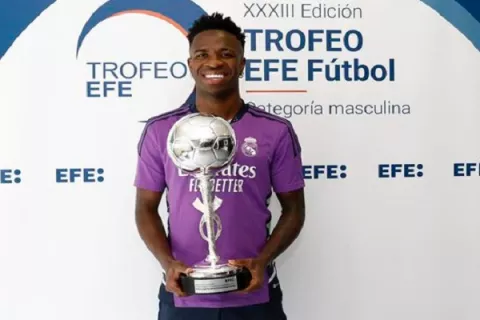 Vinicius recibe el premio del Trofeo EFE