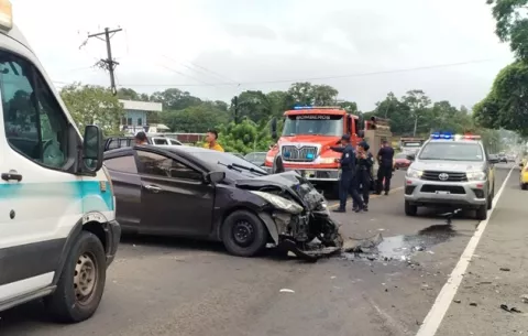 Exrepresentante resulta lesionado en accidente vehicular 