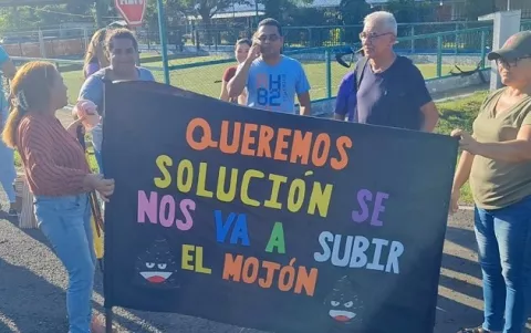  ¡Se cansaron! No soportan aguas negras dentro de sus casas