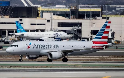 American Airlines gana $1,348 millones en el primer semestre