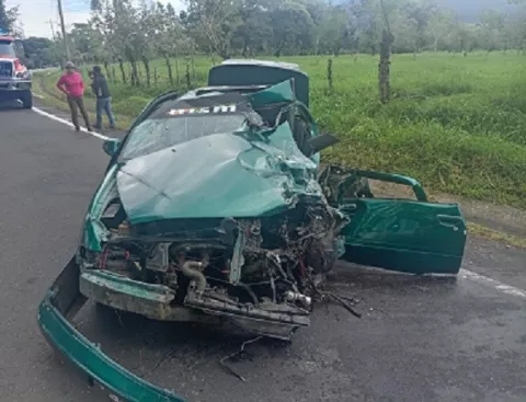 Aparatosa colisión en Tierras Altas deja cinco lesionados