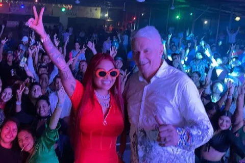 Anyuri pusó a Ulpiano Vergara a bailar en su cumpleaños