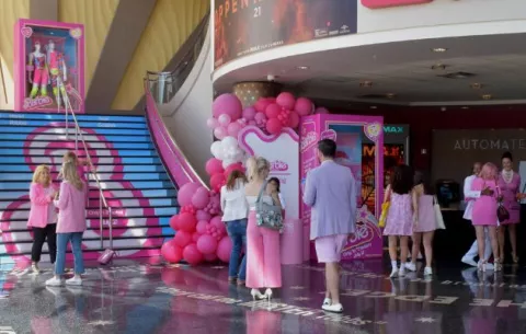 Barbie y Oppenheimer está arrasando en las taquillas 