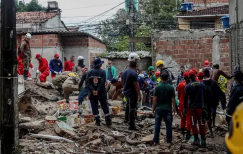 Aumentan muertos por el desplome de un edificio en Brasil 