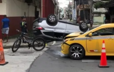 Accidente deja vehículo volcado en la ciudad de Colón