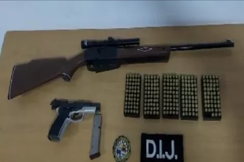Cae presunto funcionario con 248 municiones y varias armas