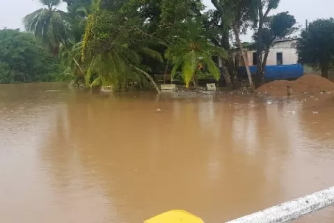 Más de 15 casas afectadas por el desborde de ríos en Colón