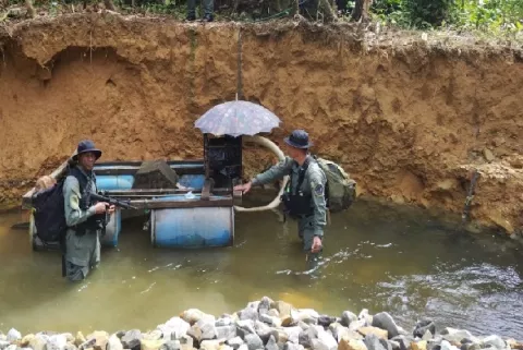 Hallan equipos para la extracción de minerales en Colón
