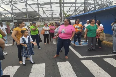 Padres protestan para exigir mejoras en la Porfirio Meléndez