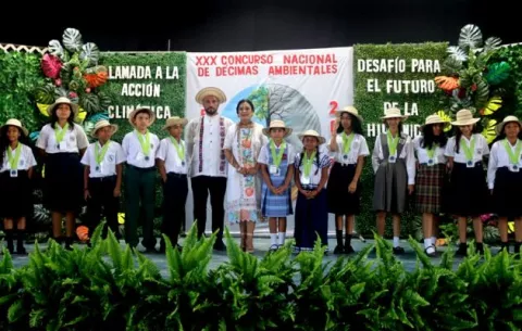 Ashely Soto de la comarca N. Buglé ganó concurso de décima