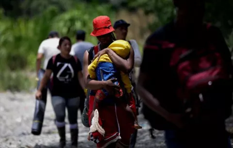 Mujer migrante víctima de más ataques en la selva de Darién