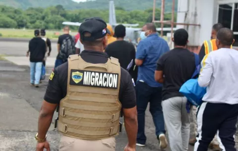 Deportan a 12 colombianos con antecedentes penales