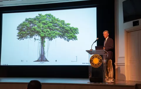 Galardonan a ecologista de plantas del Smithsonian en Panamá