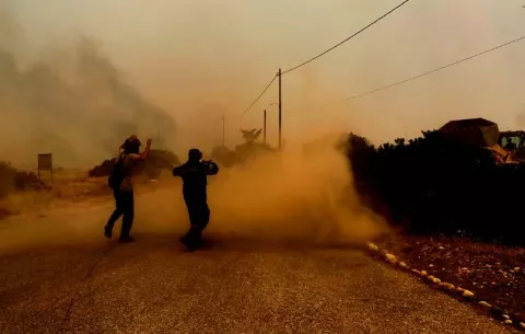 España, Francia y Túnez luchan contra la ola de incendios 
